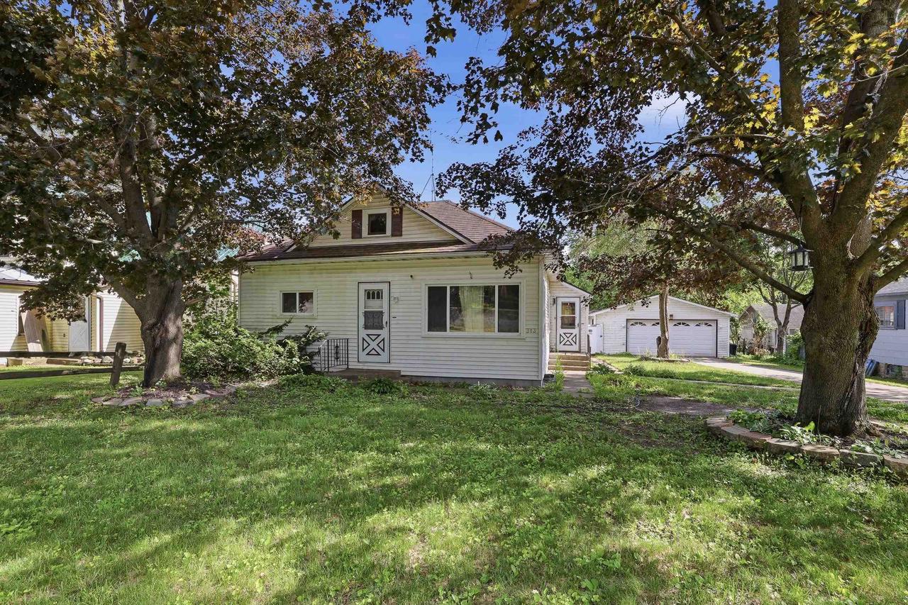 313 E North Lake Street — photo