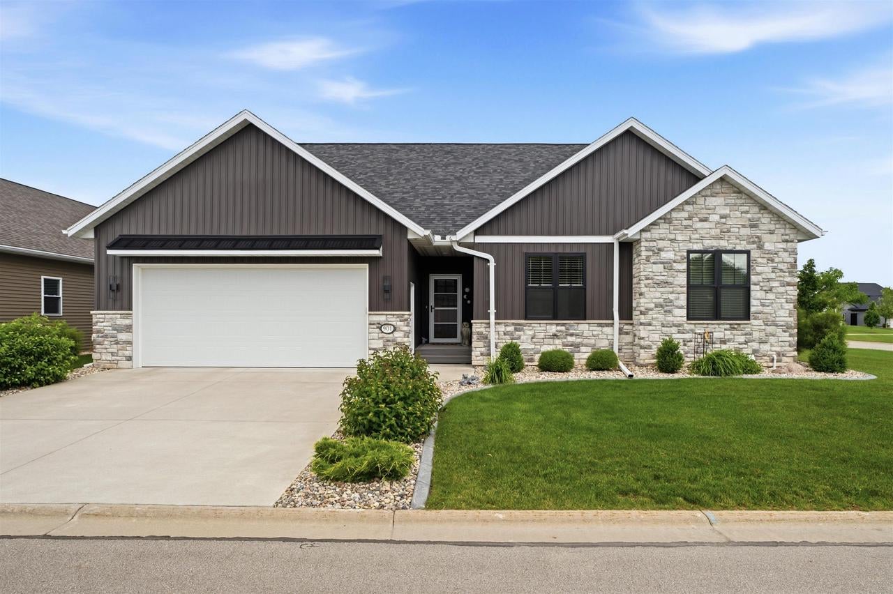 901 Clover Court — photo