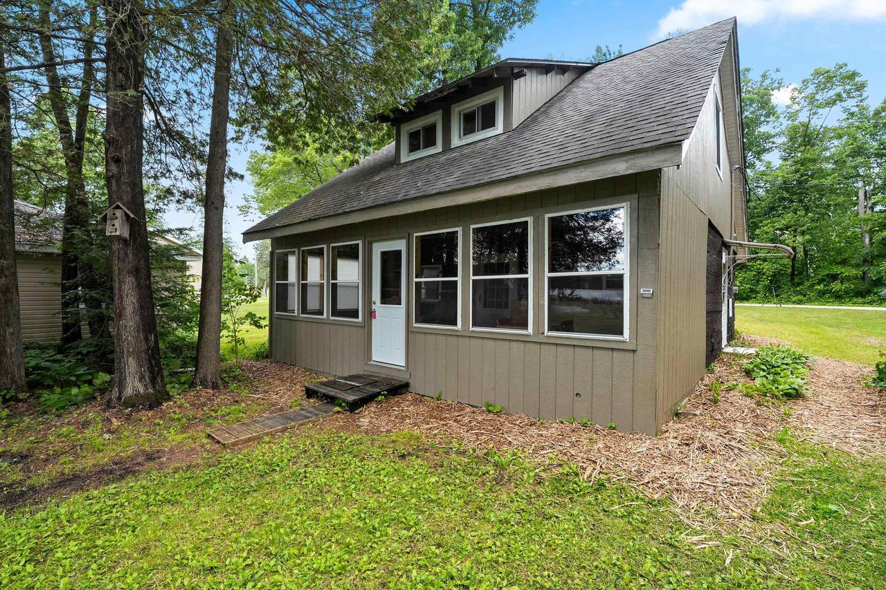 10882 Wescott Lake Road — photo