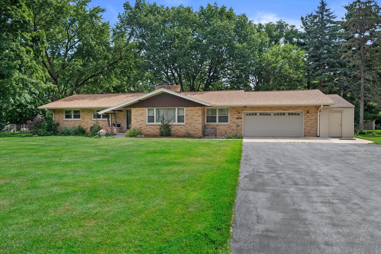928 Mill ROAD, Delafield, WI 53018