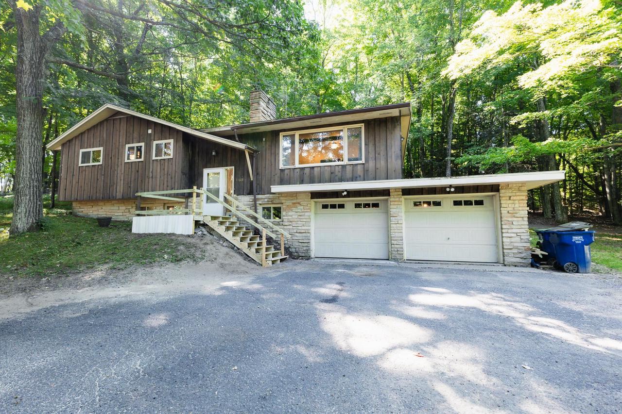 156135 Evergreen Road — photo
