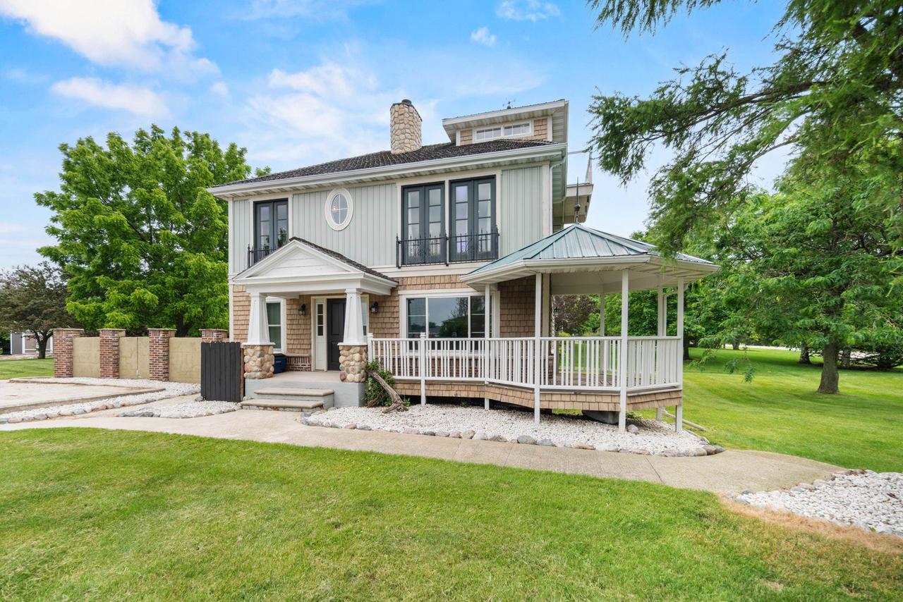 705 Lakeshore Drive — photo