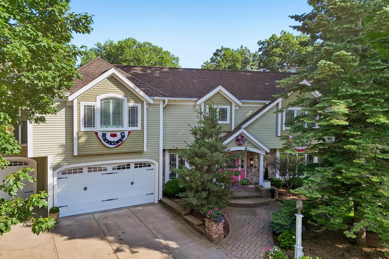 702 Glenwood Court — photo