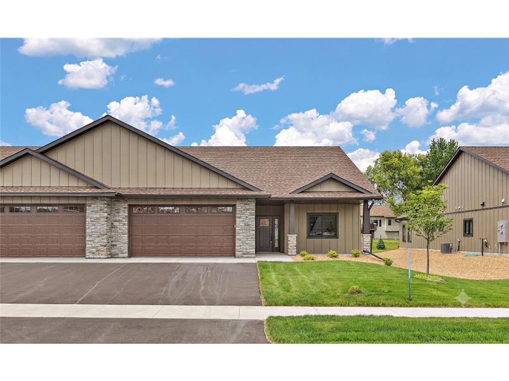 1043 Legend Lane — photo