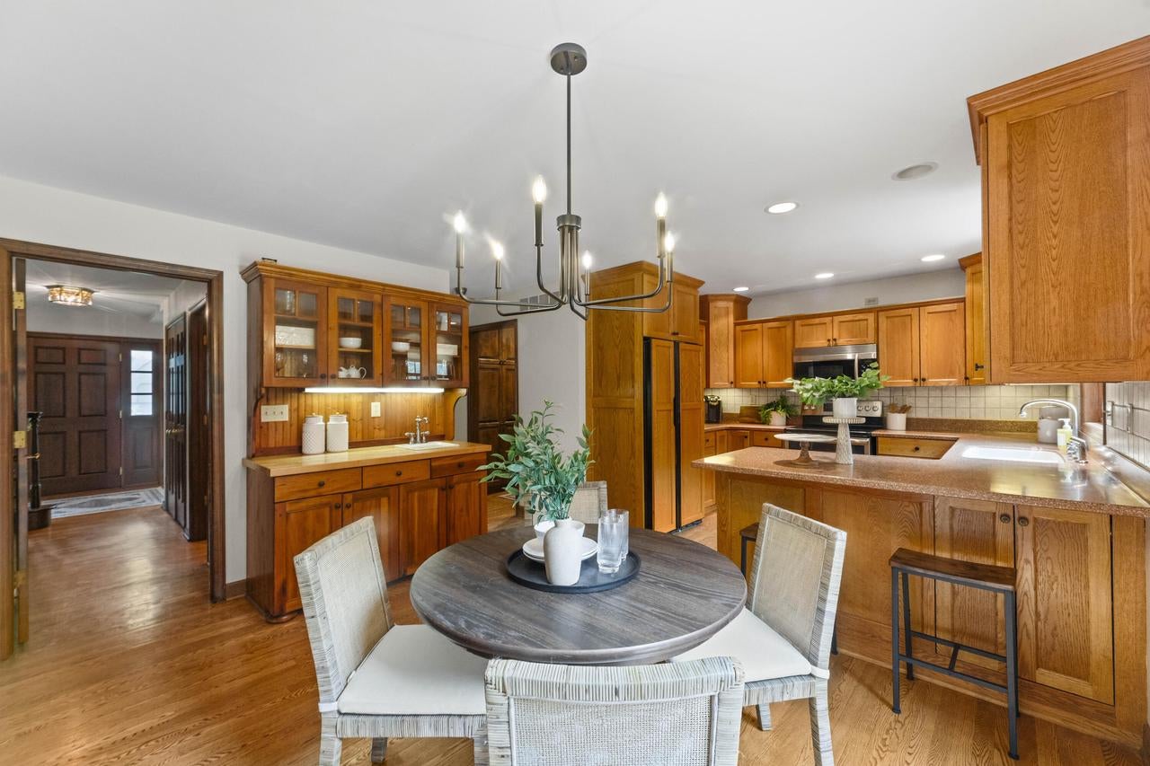 290 Fieldstone ROAD, Delafield, WI 53018 — photo 2
