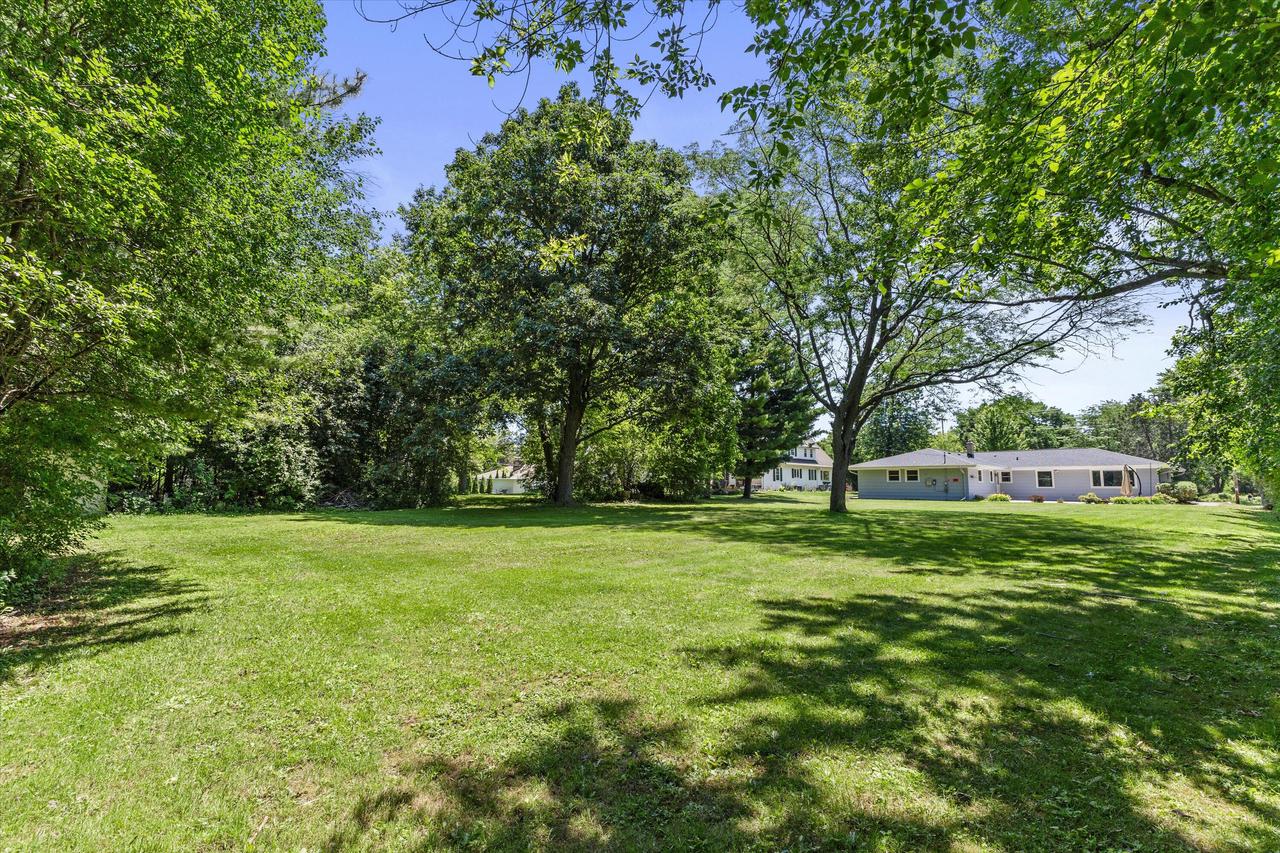 800 E Dean ROAD, Milwaukee, WI 53217 — photo 2