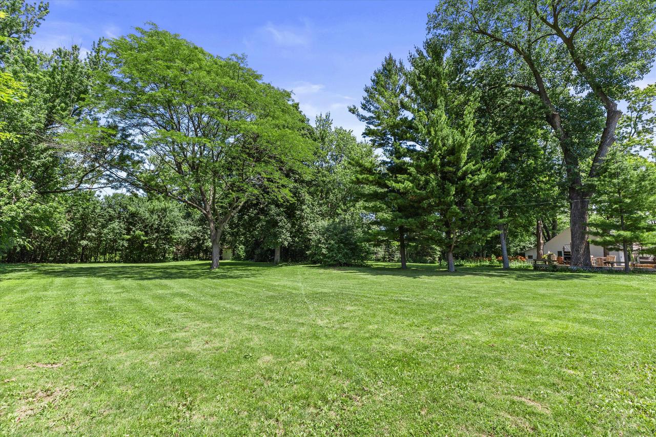 800 E Dean ROAD, Milwaukee, WI 53217 — photo 3