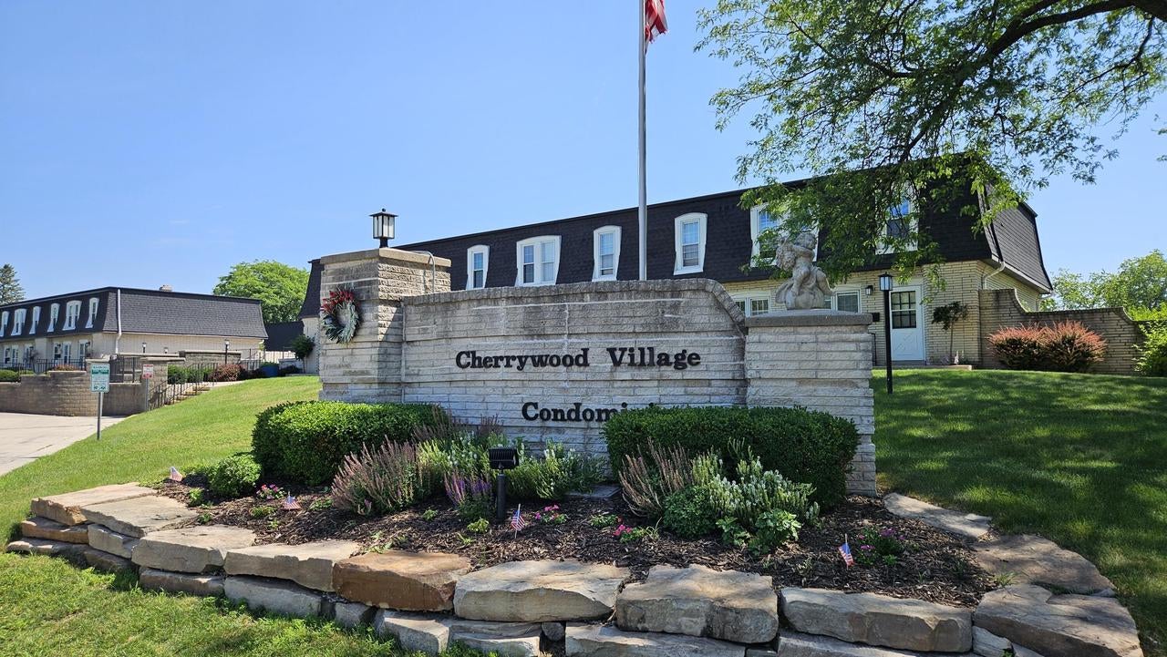 9500 N Green Bay Road 301 — photo