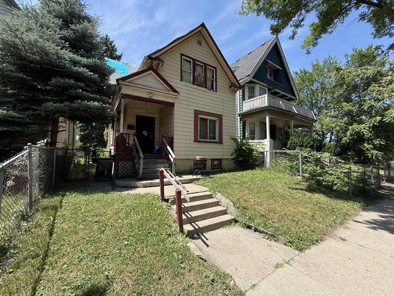 2527 W Monroe Street — photo