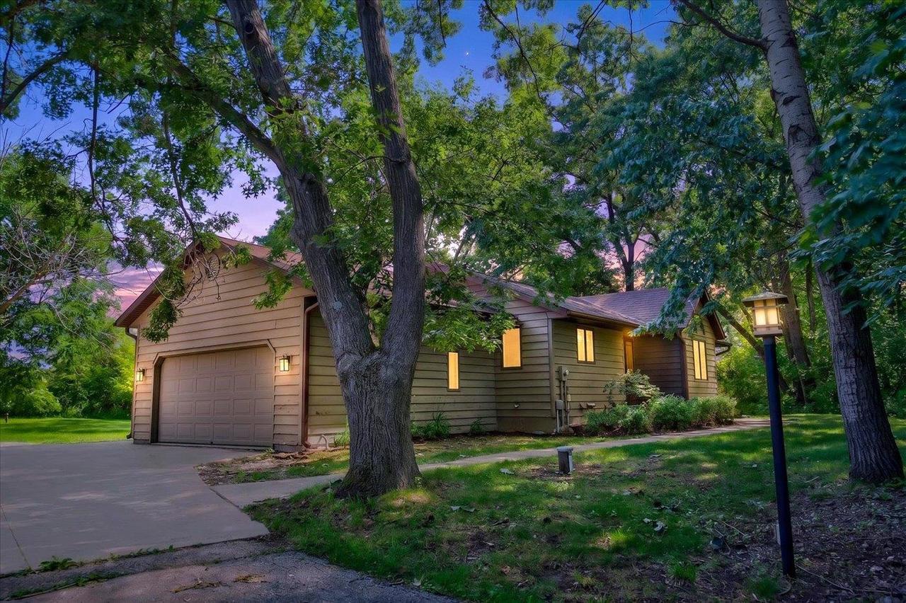8062 Burr Oak Trail — photo