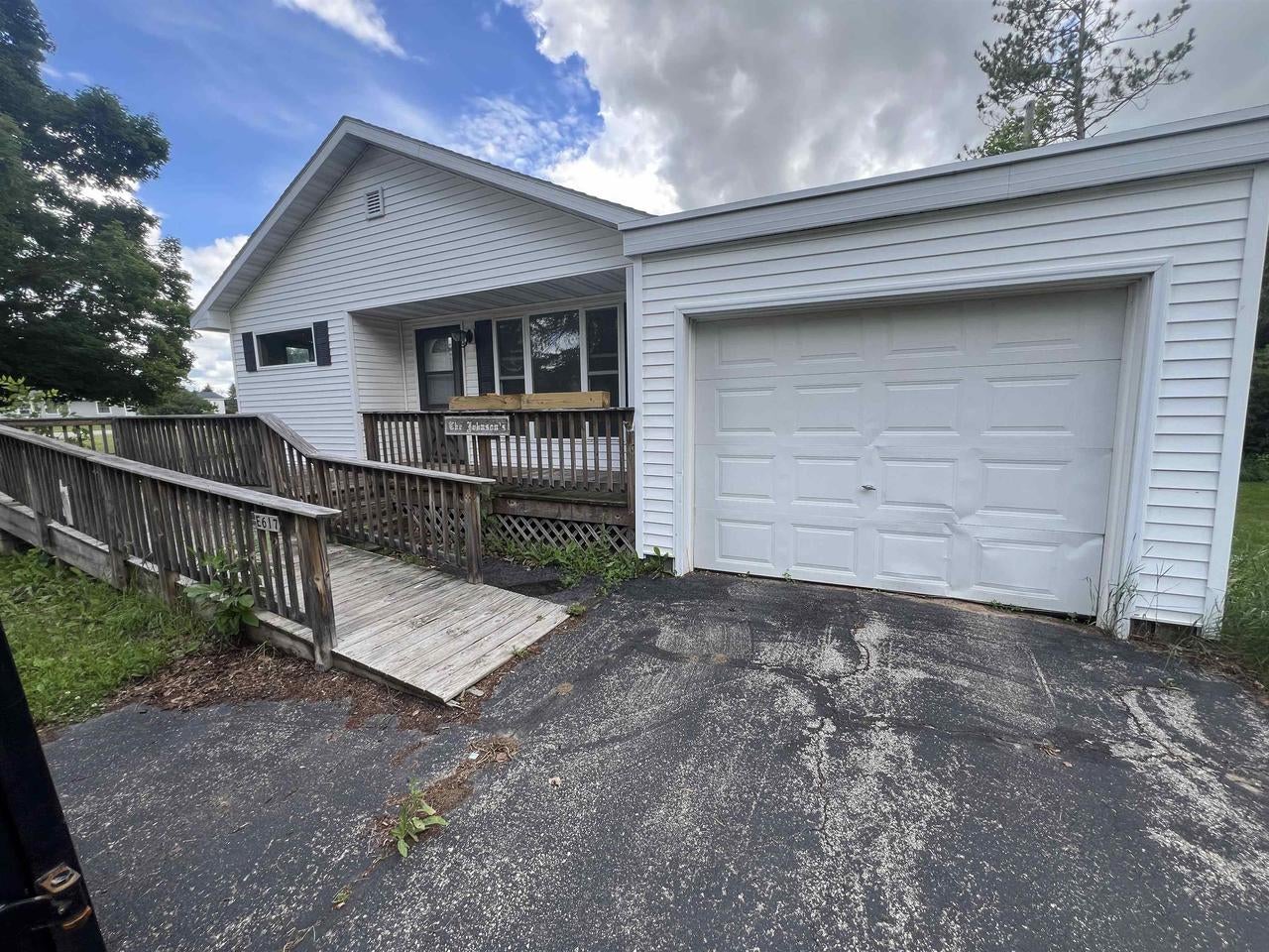 E617 Hendricksen Street — photo