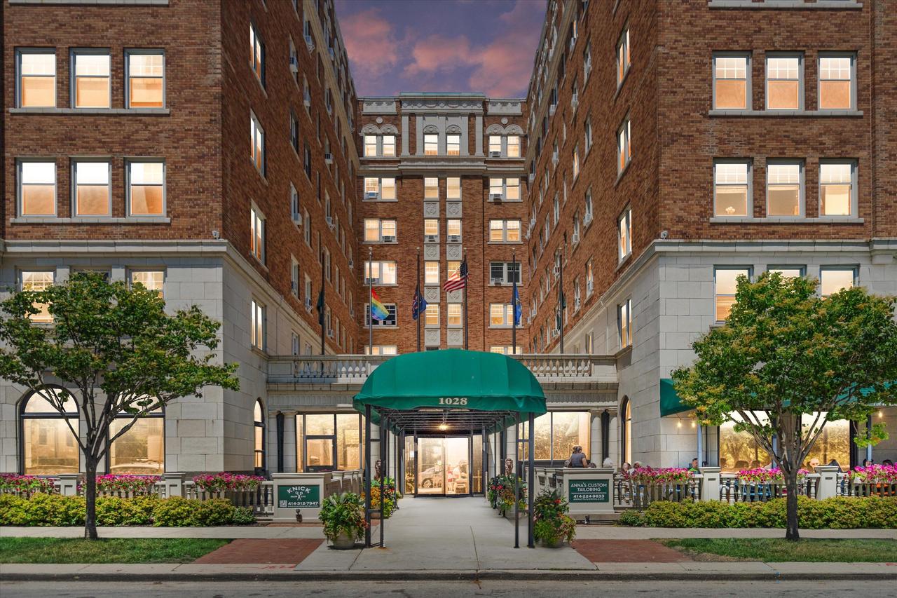 1028 E Juneau Avenue 418 — photo