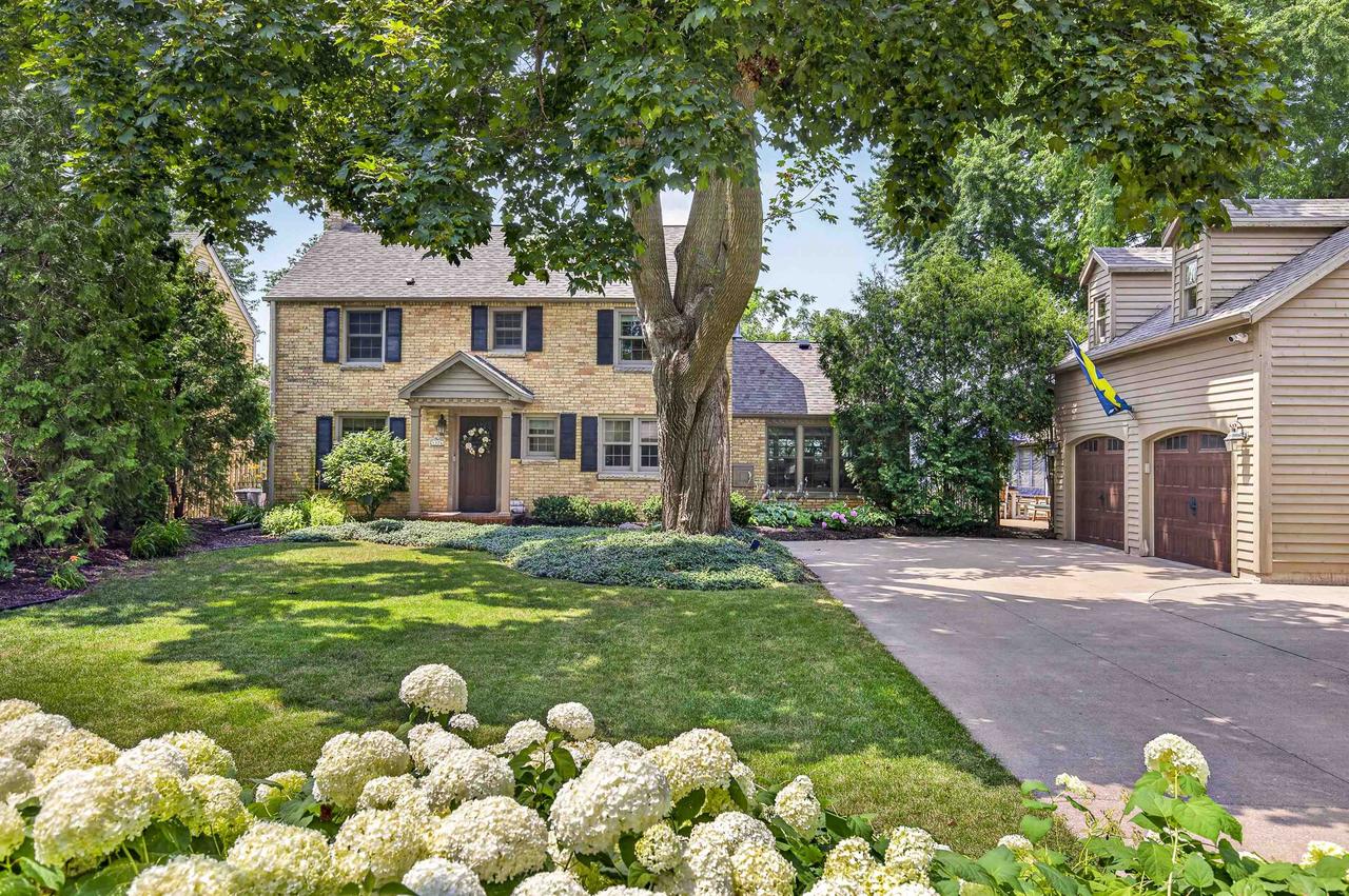 1376 Lakeshore Drive — photo