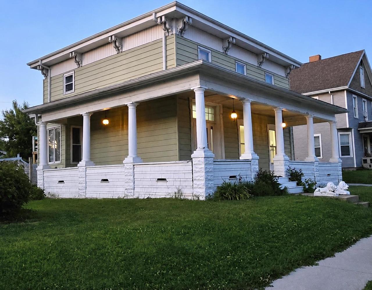 207 W Green Street — photo