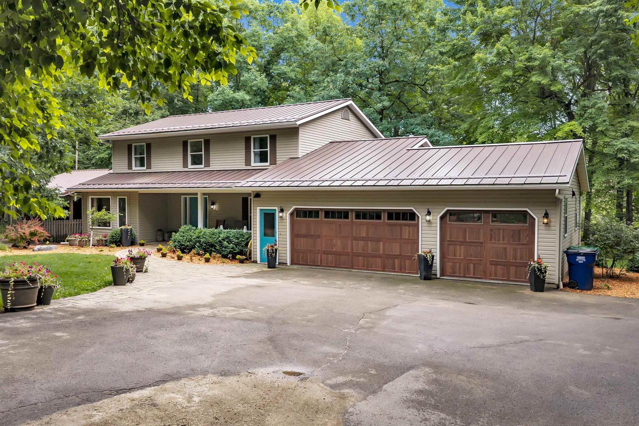 E2400 Lamplighter Lane — photo