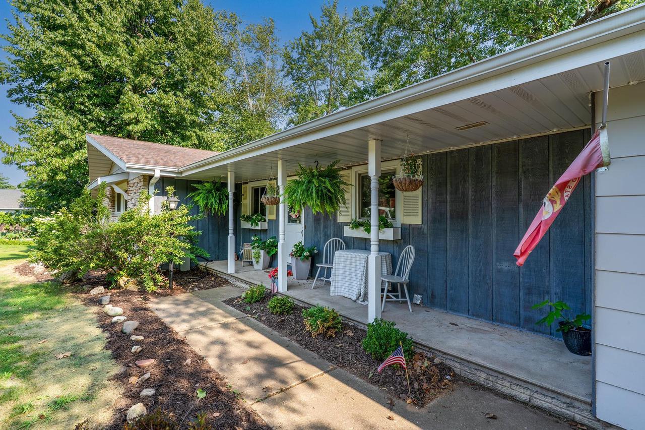 313 W Highland Drive — photo