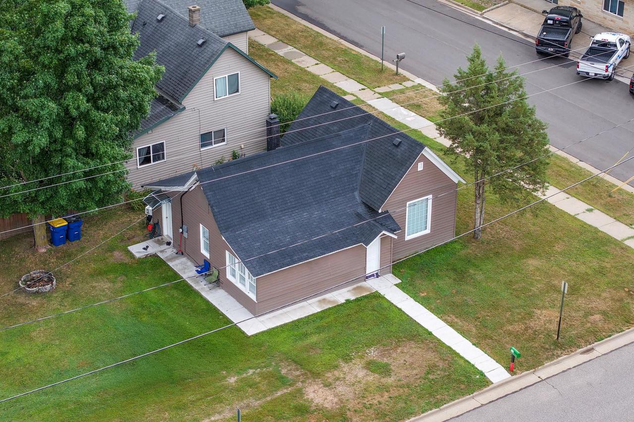 111 S Oregon Street — photo