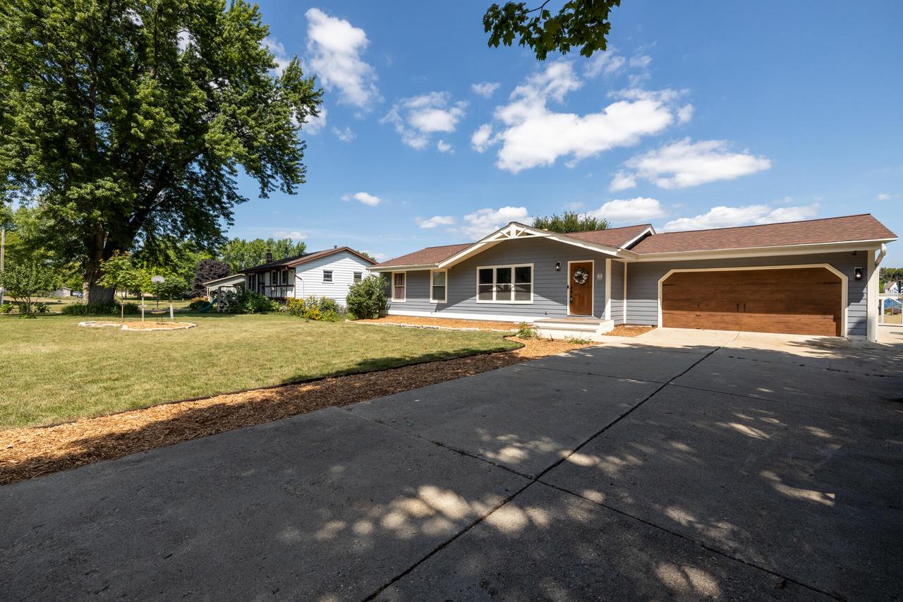 176 Ridgeway DRIVE, Dousman, WI 53118 — photo 2