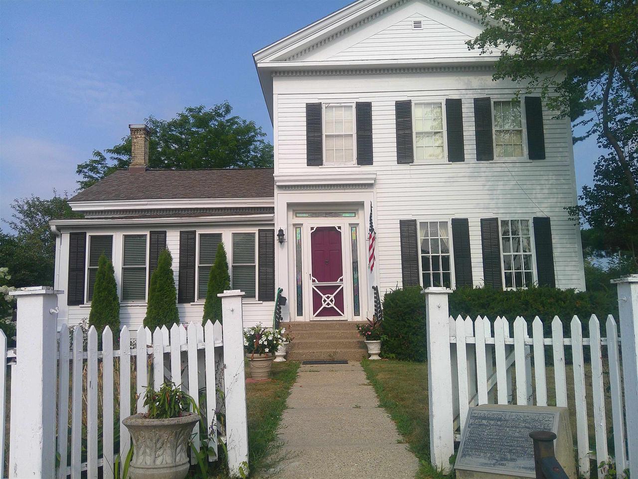 825 Oak Street — photo
