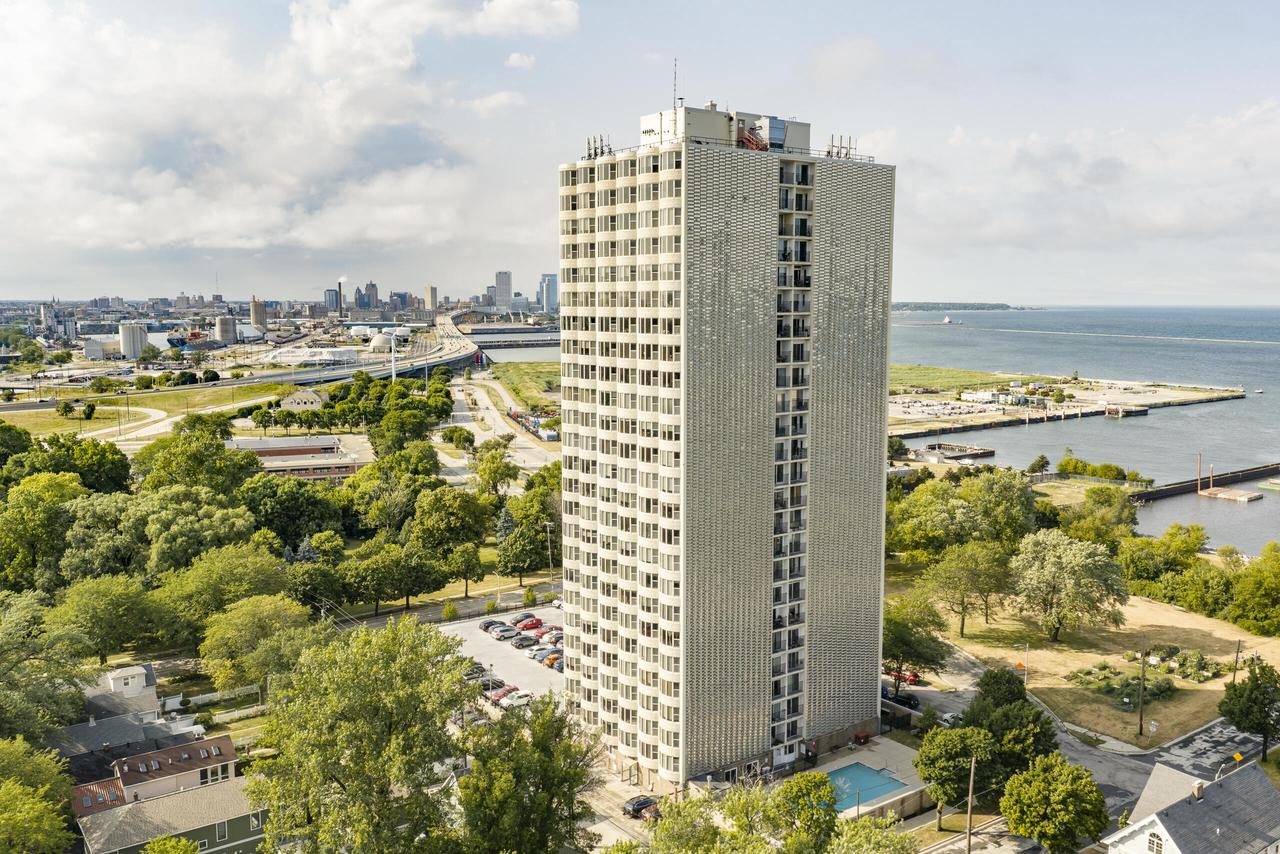 2525 S Shore Drive 16D — photo