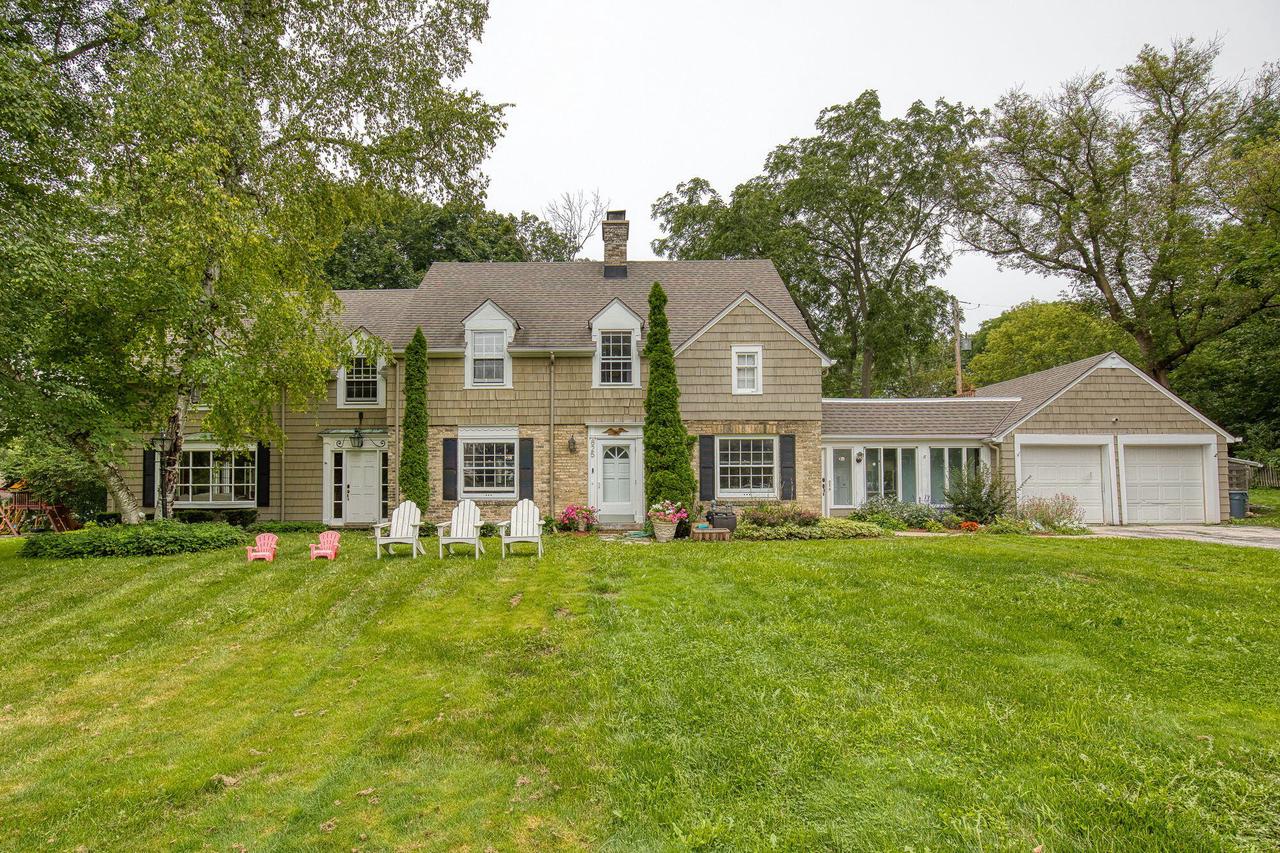 825 Lone Tree ROAD, Elm Grove, WI 53122