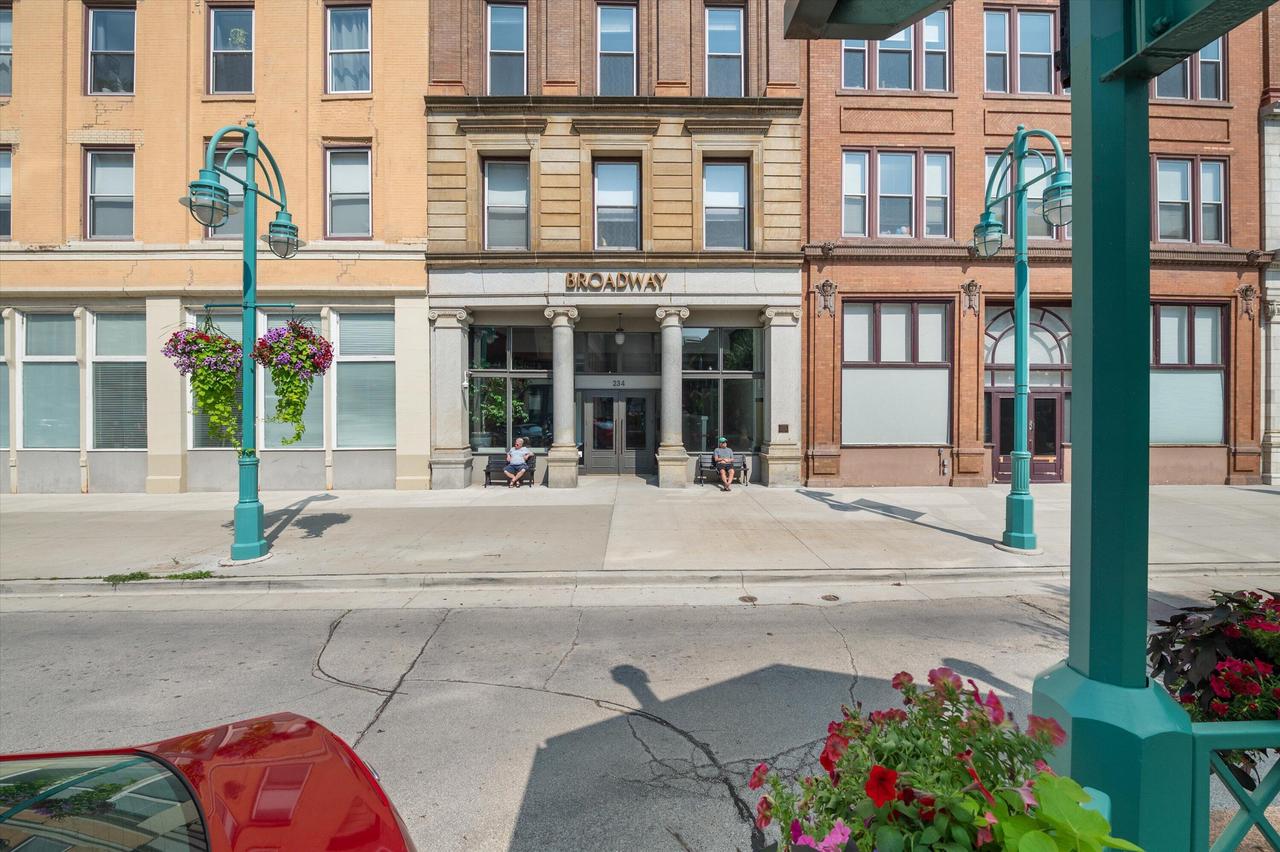 234 N Broadway 418 — photo
