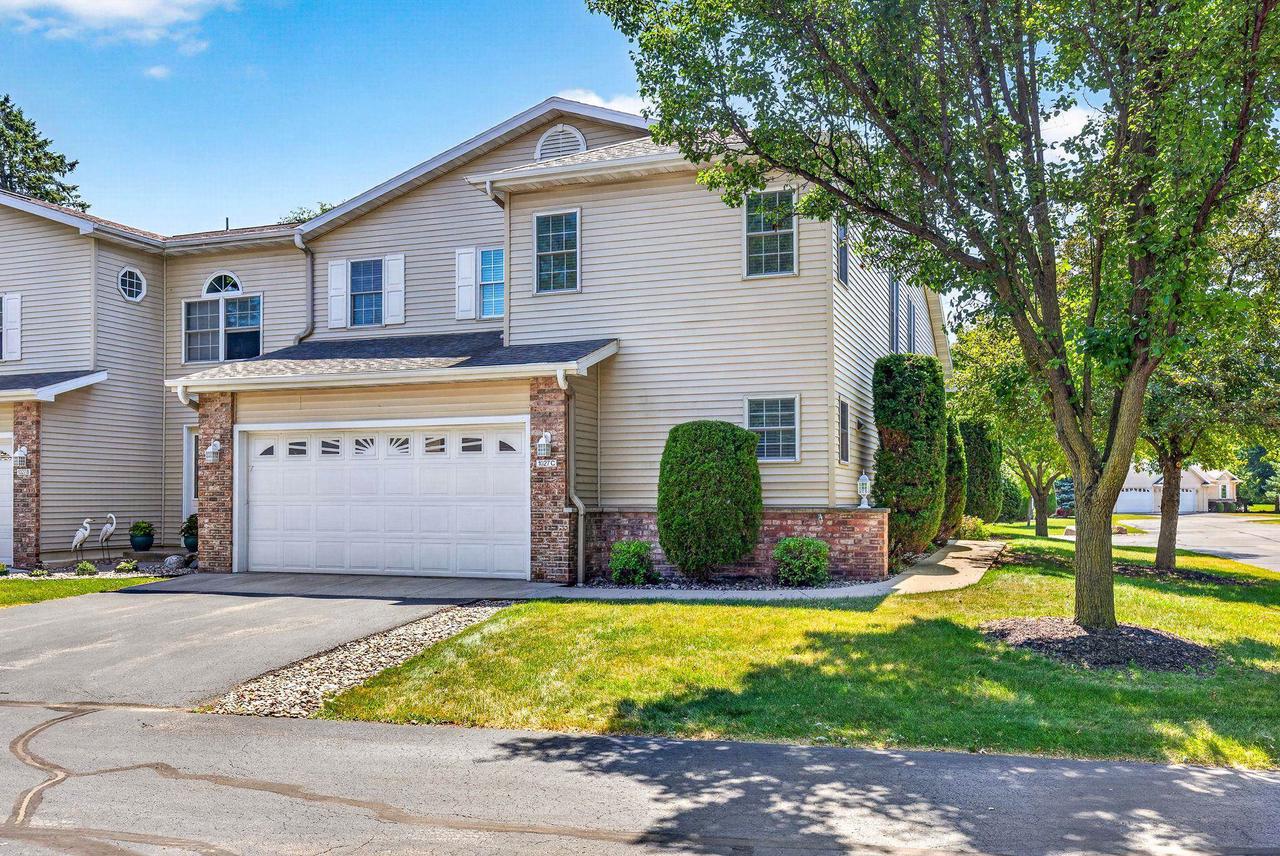 1027 E Green Tree Court — photo