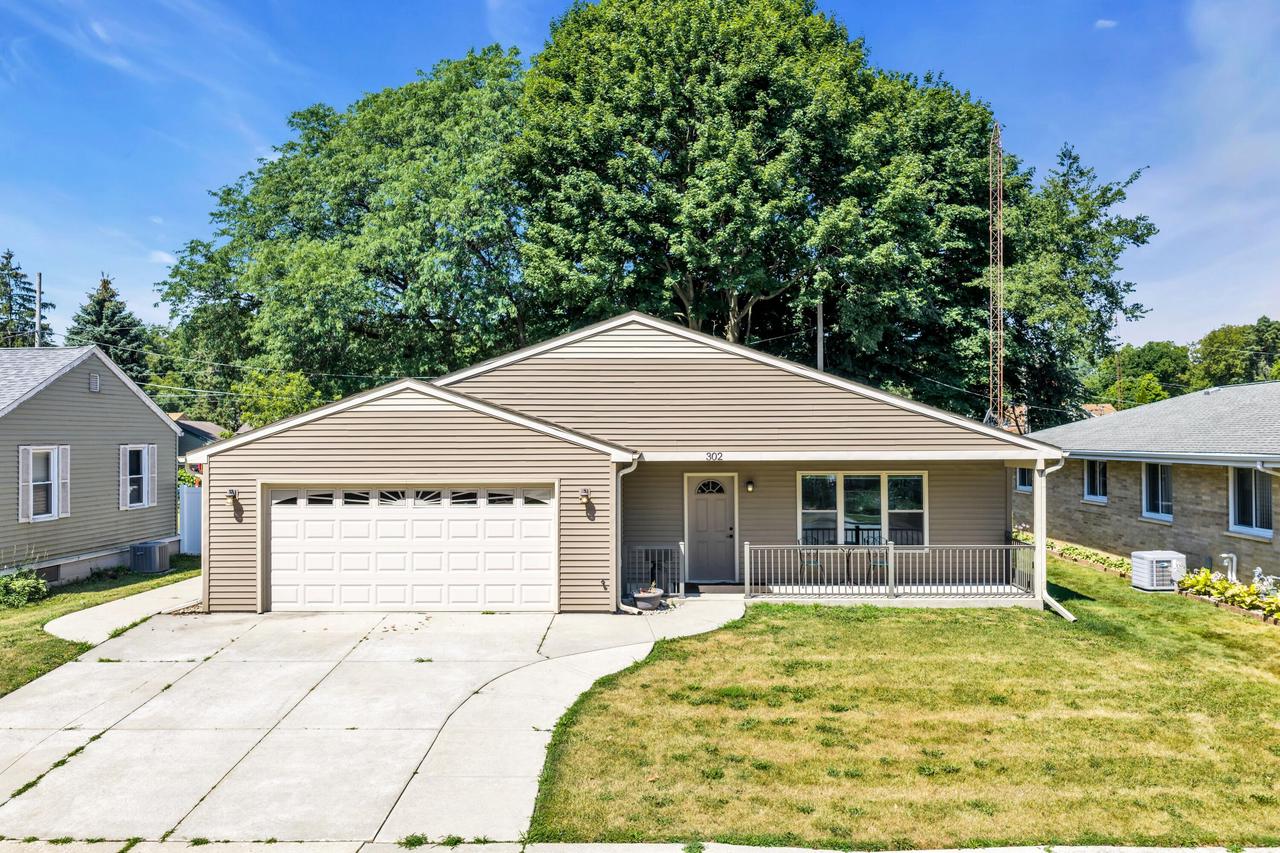 302 Graham STREET, Racine, WI 53405 — photo 2