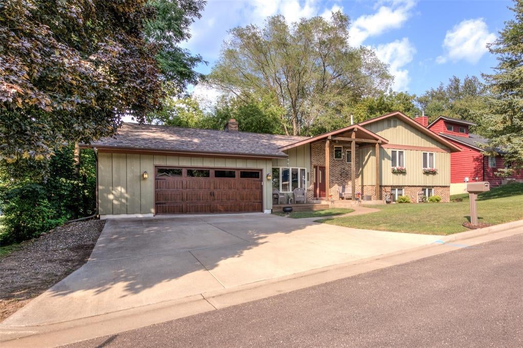 608 Manor Court — photo