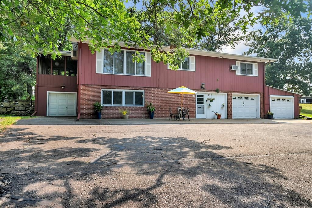 405 Oakwood Drive — photo