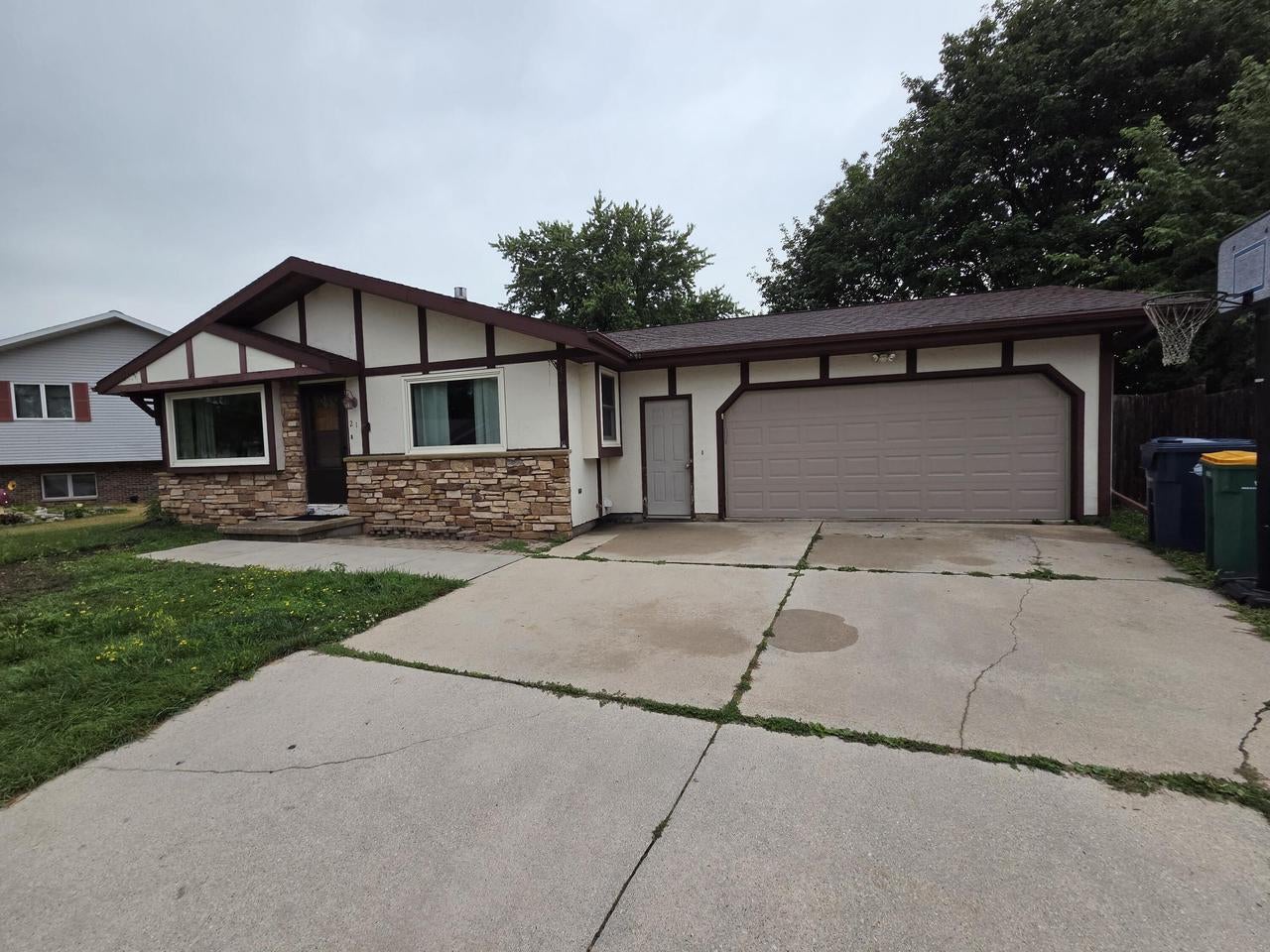 21 Emerald Court — photo
