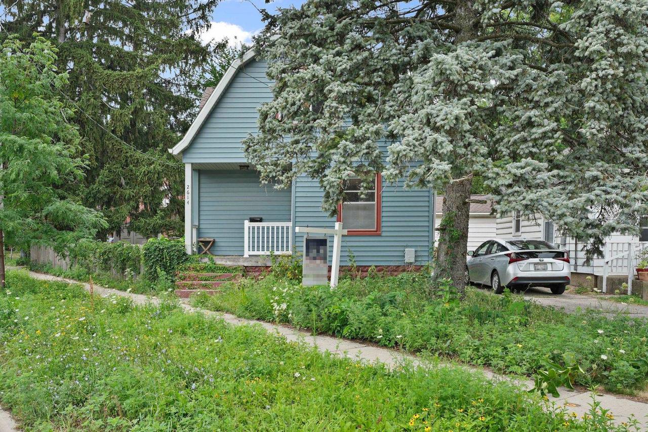 2614 St Paul Avenue — photo