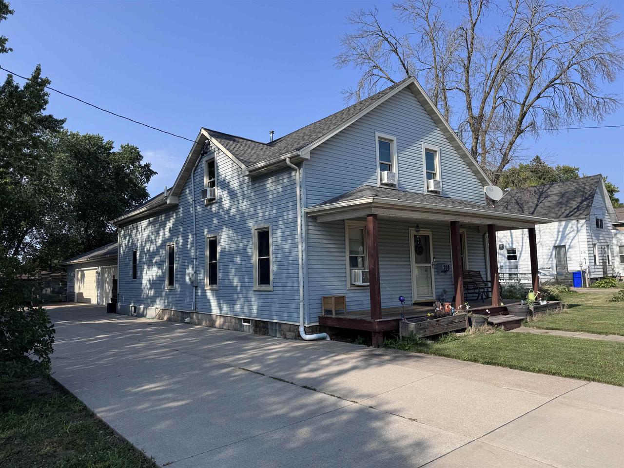 208 E Calumet Street — photo