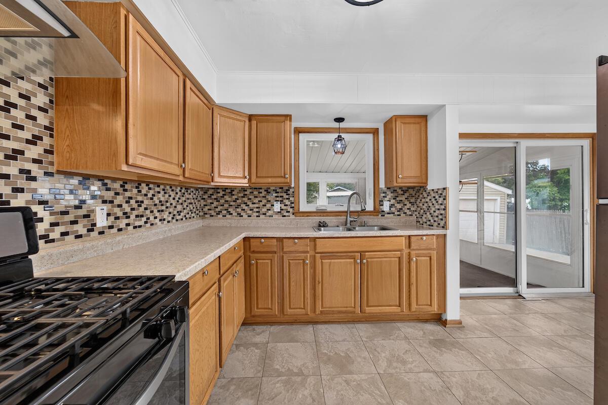 3627 Regency DRIVE, Racine, WI 53402 — photo 2