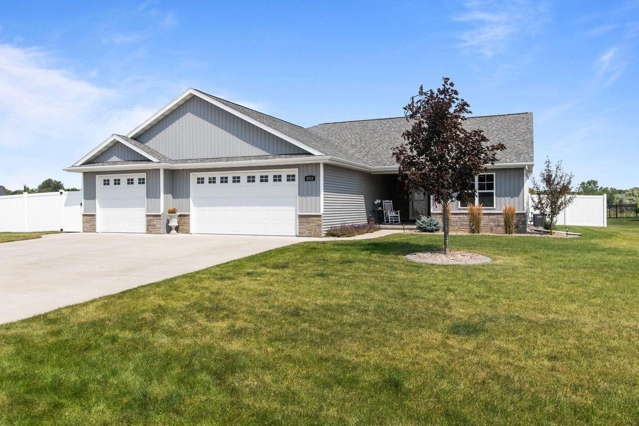2818 W Hidden Pine Drive, Grand Chute, WI 54913