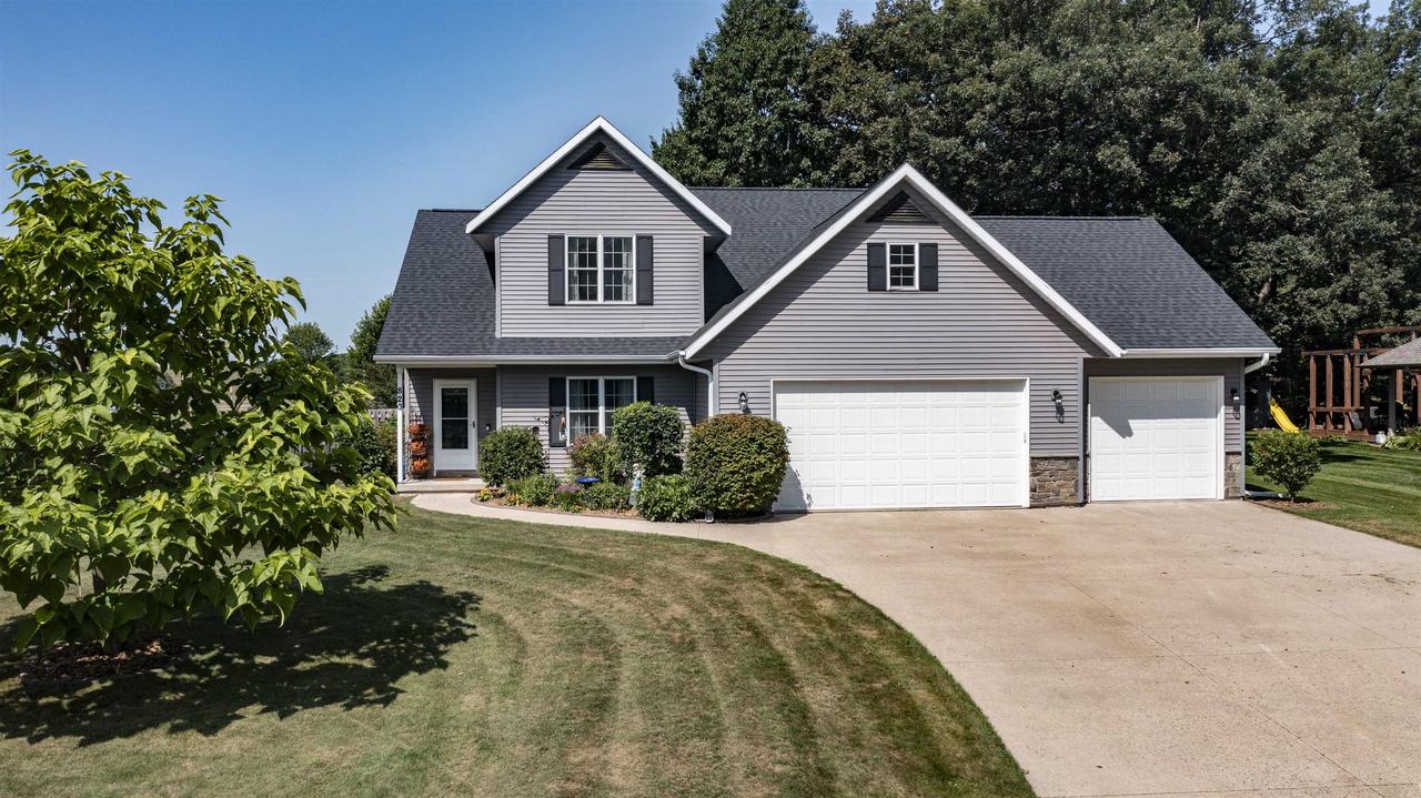 820 Woodland Circle — photo