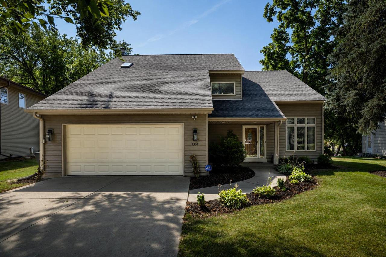 10541 W Pine Ridge ROAD, Greenfield WI 53228 — photo 2