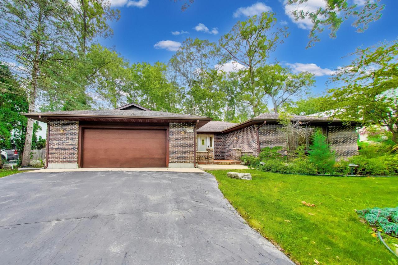 925 Tarrant Drive — photo