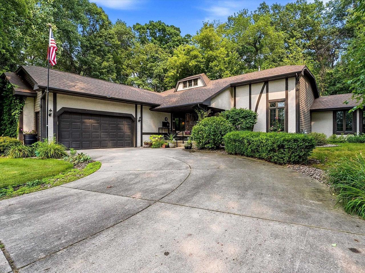 900 Mt Hood Court — photo