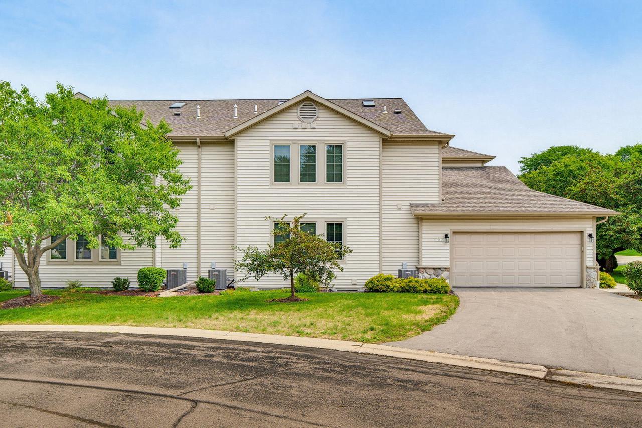 2215 Circle RIDGE #B, Delafield, WI 53018 — photo 2