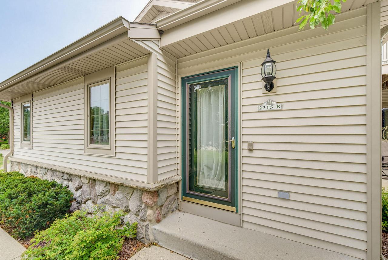 2215 Circle RIDGE #B, Delafield, WI 53018 — photo 3