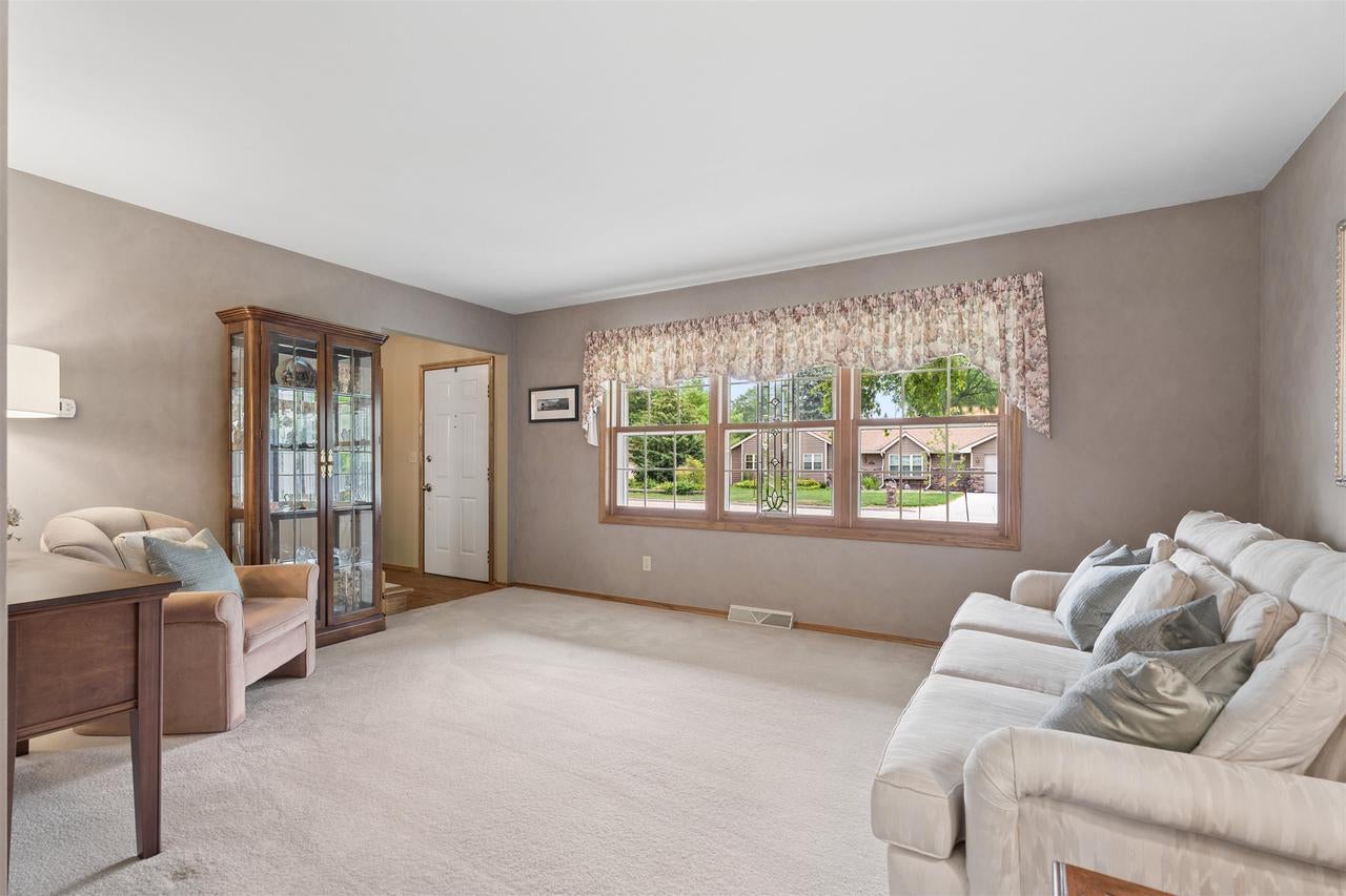33 Pheasant COURT, Appleton, WI 54915 — photo 2