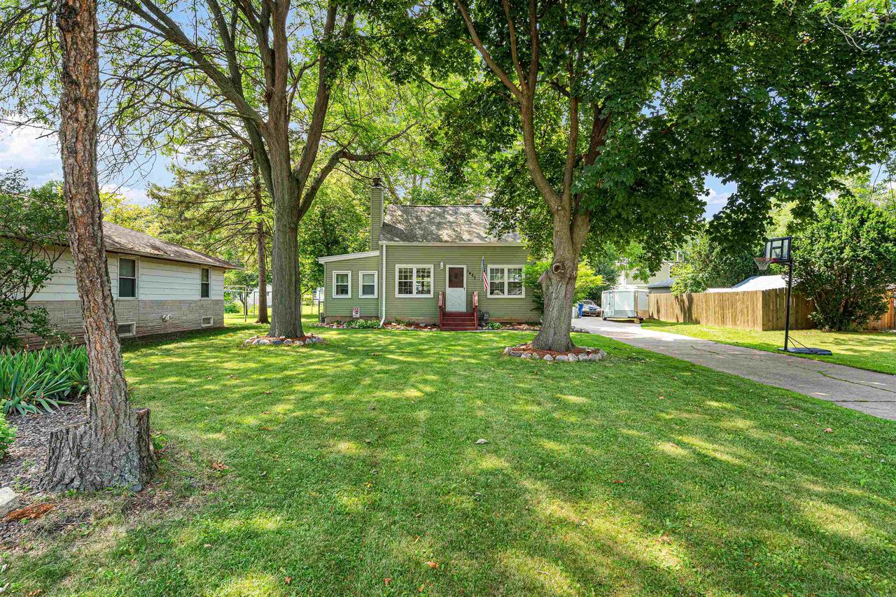 1427 Oak Street — photo