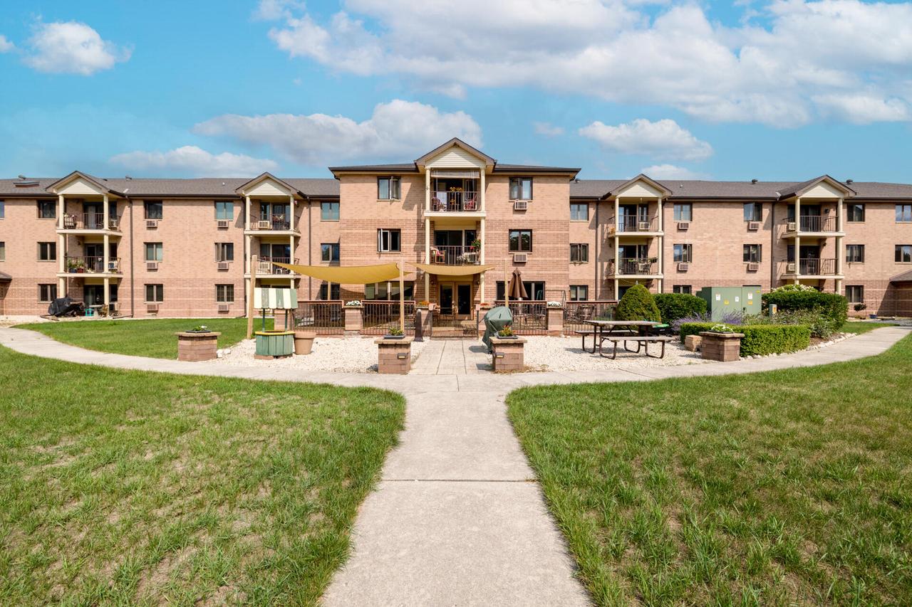 530 N Silverbrook Drive 327 — photo