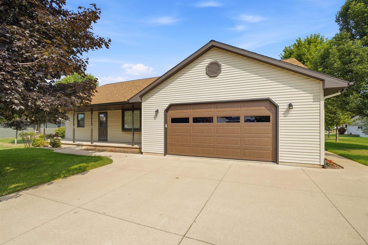 1405 Pinewood Court — photo