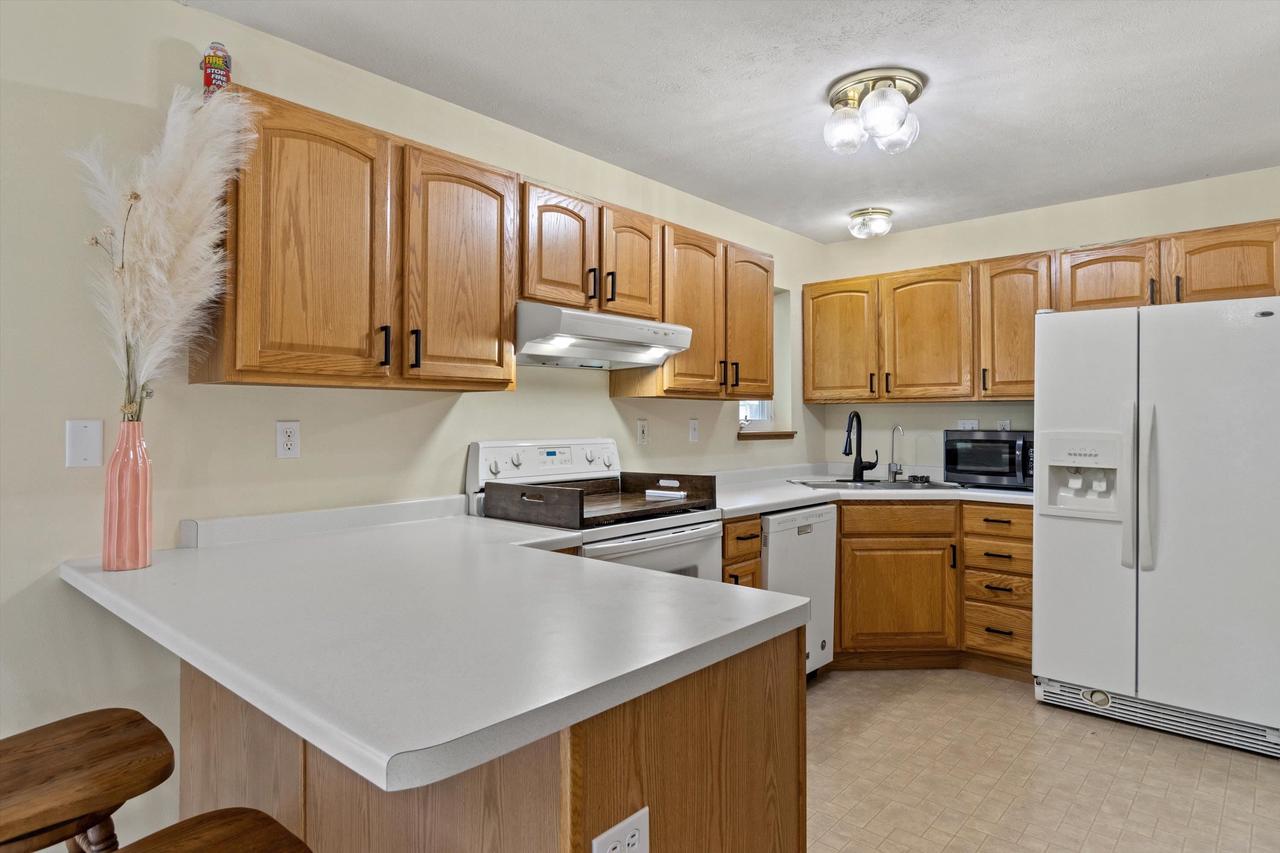 325 W Rice DRIVE, Beloit, WI 53511 — photo 2