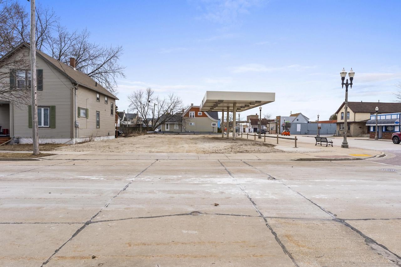 2023 Washington STREET, Two Rivers, WI 54241 — photo 2