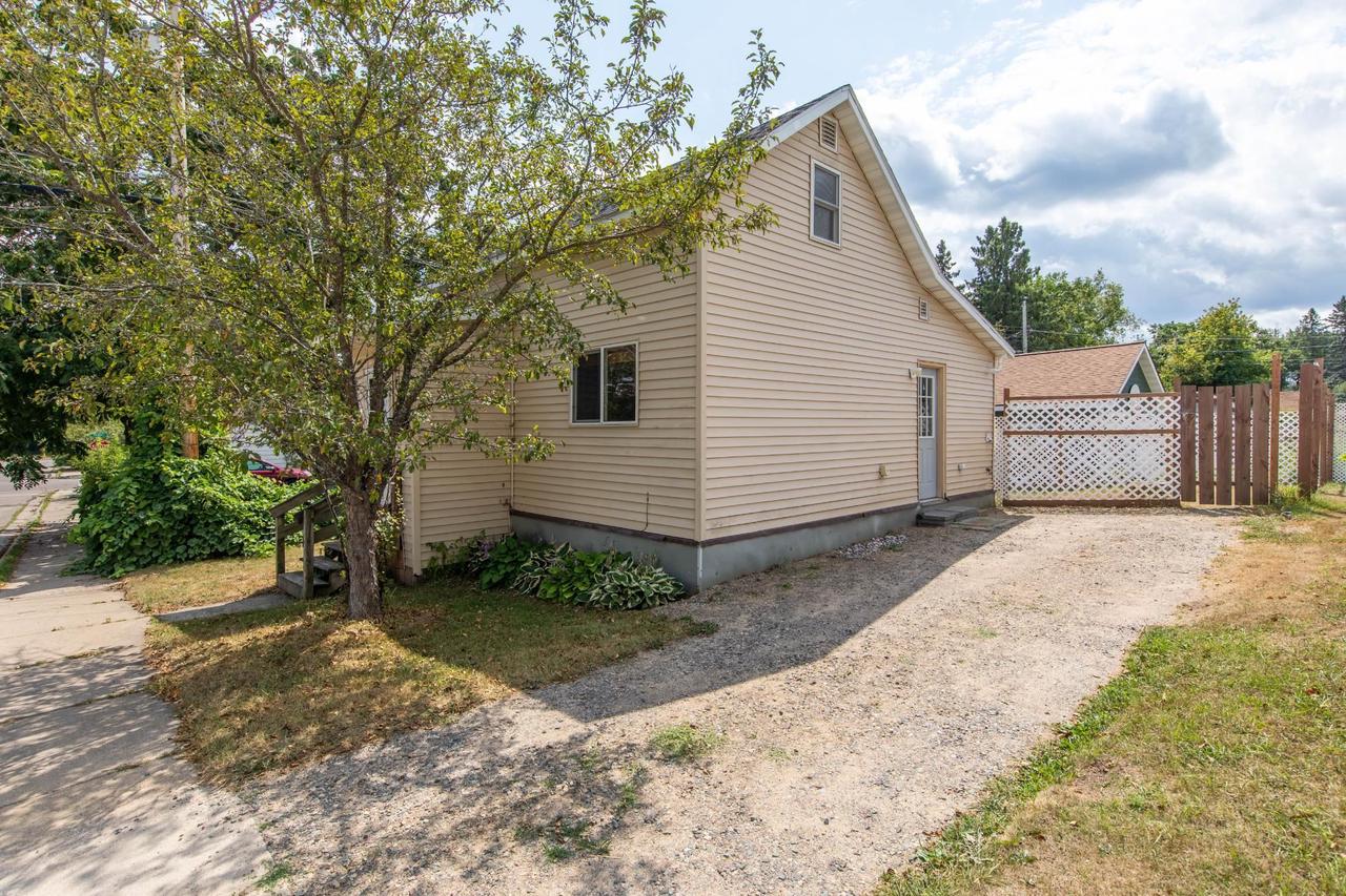 15 W Montrose Street West — photo