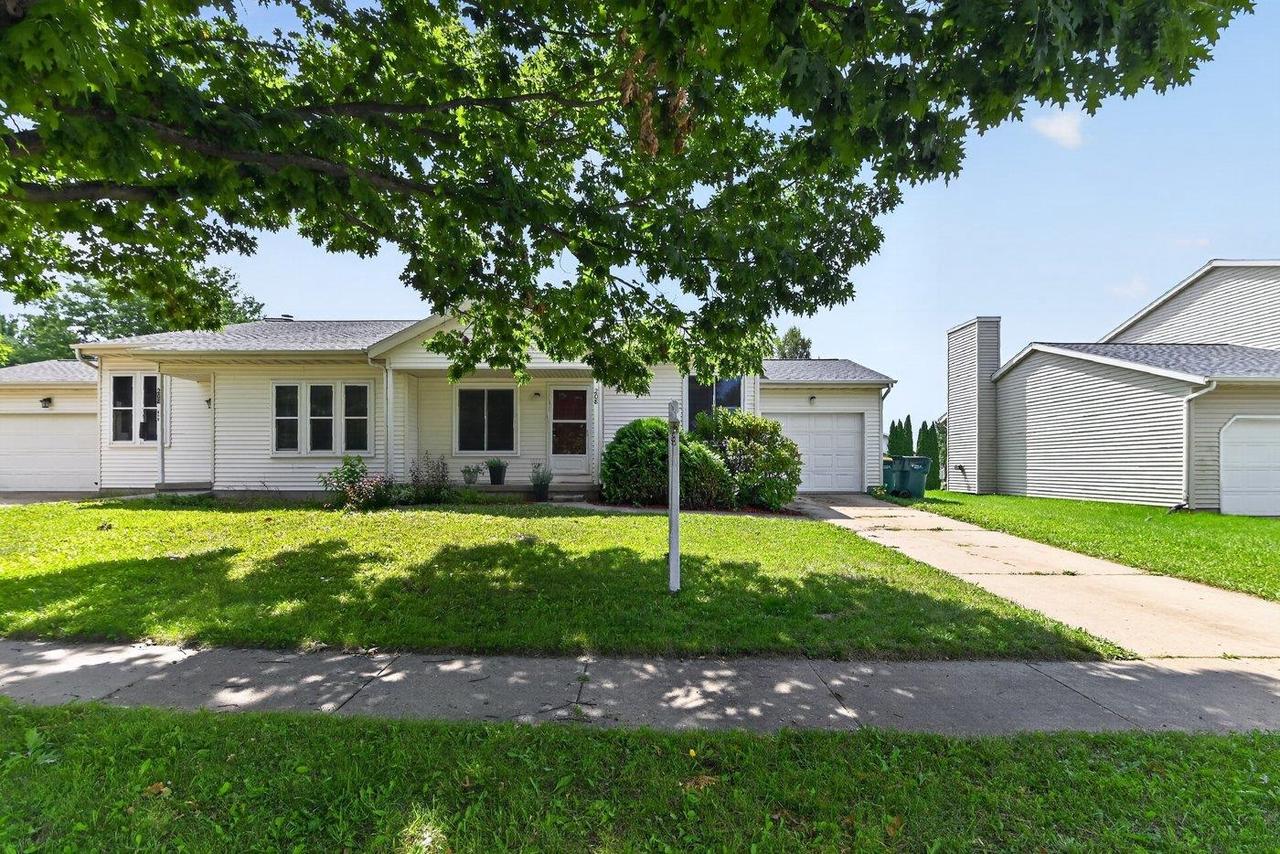 208 W Clover Lane B — photo