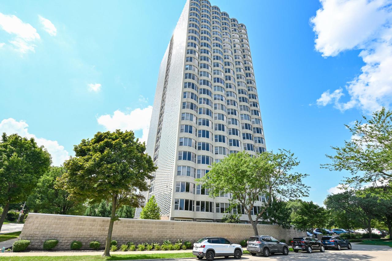 2525 S Shore Drive 8E — photo